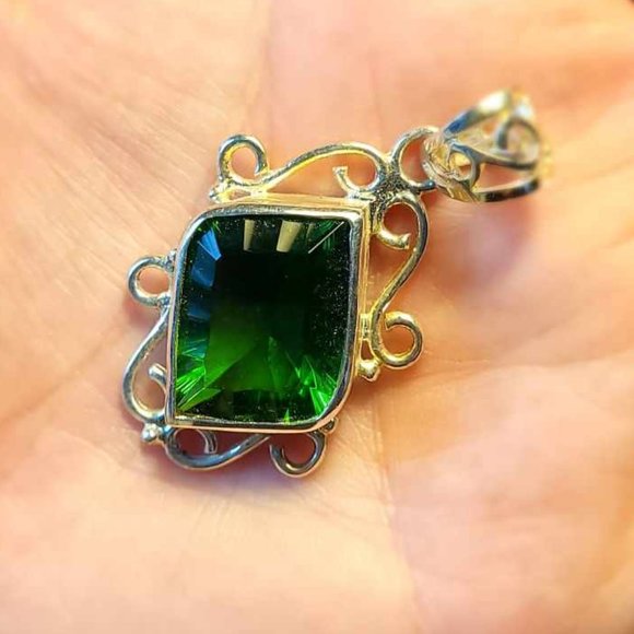 Sterling Silver Emerald Green Pendant - Picture 4 of 5